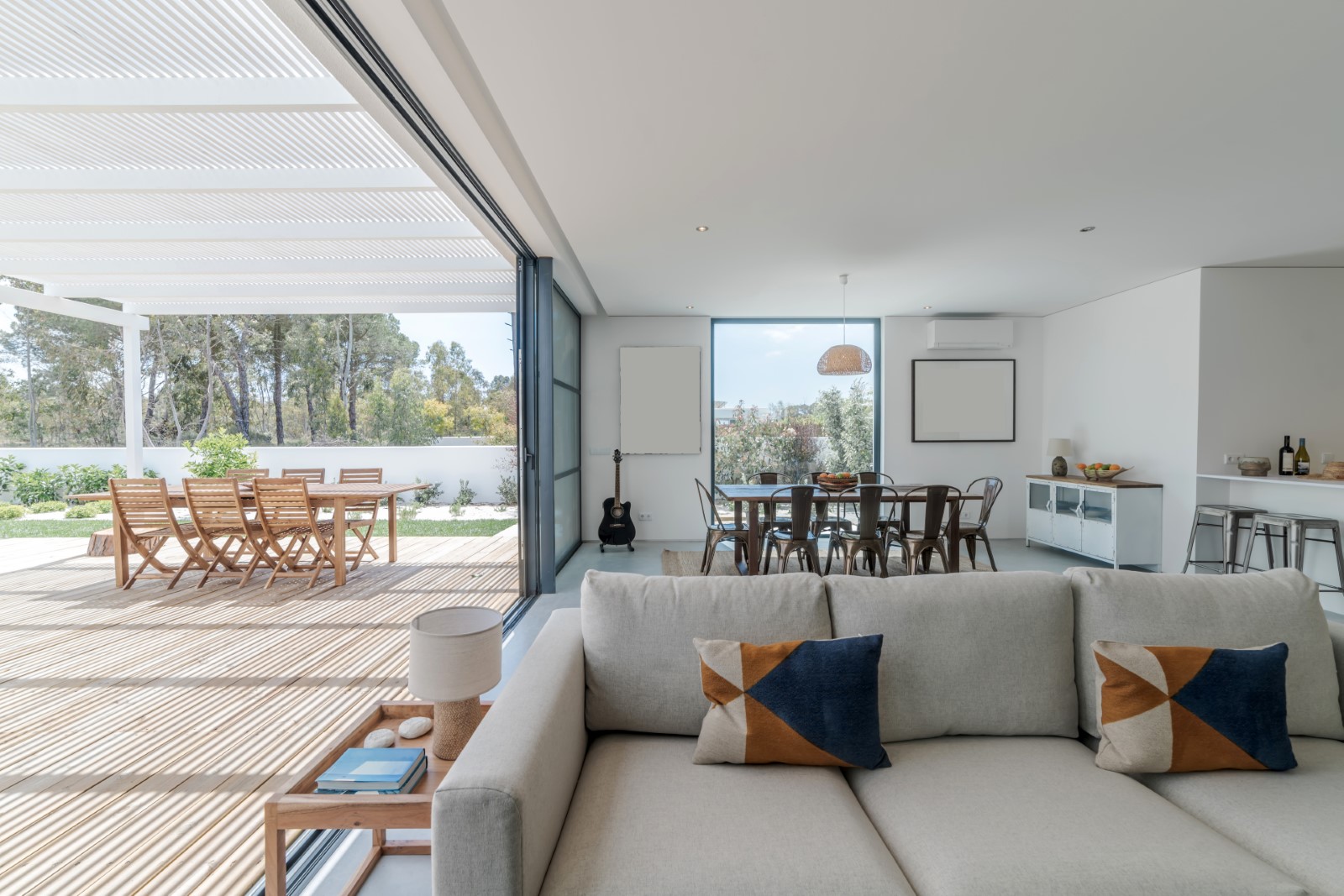living-room-in-modern-villa-with-and-deck-outside-E27YWZ8.jpg