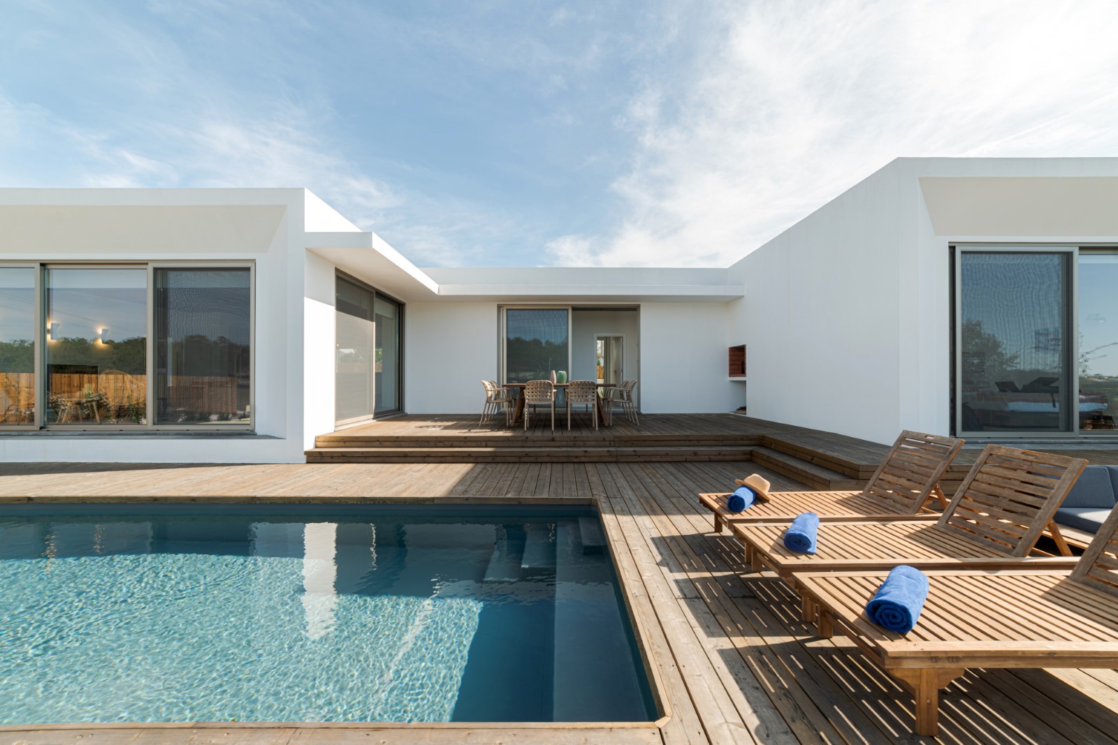 lounge-chairs-in-modern-villa-pool-CADQ2RA.jpg